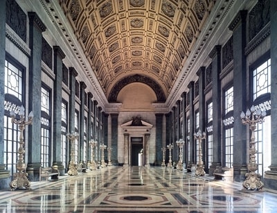 Large Room with smooth, and breakable objects